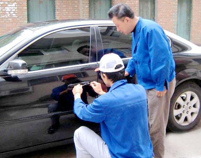 顾村镇汽车钥匙丢在车里面怎么办?
